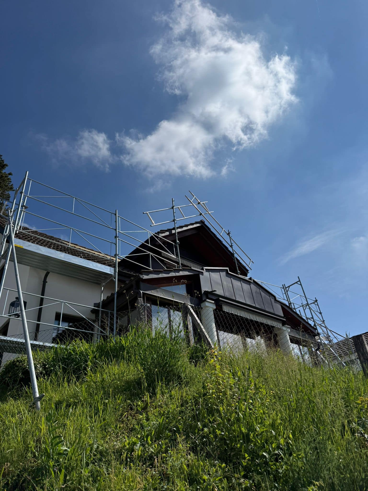Fanggerüst mit Fanglage und Fangwand an einem geneigten Dach in der Zentralschweiz