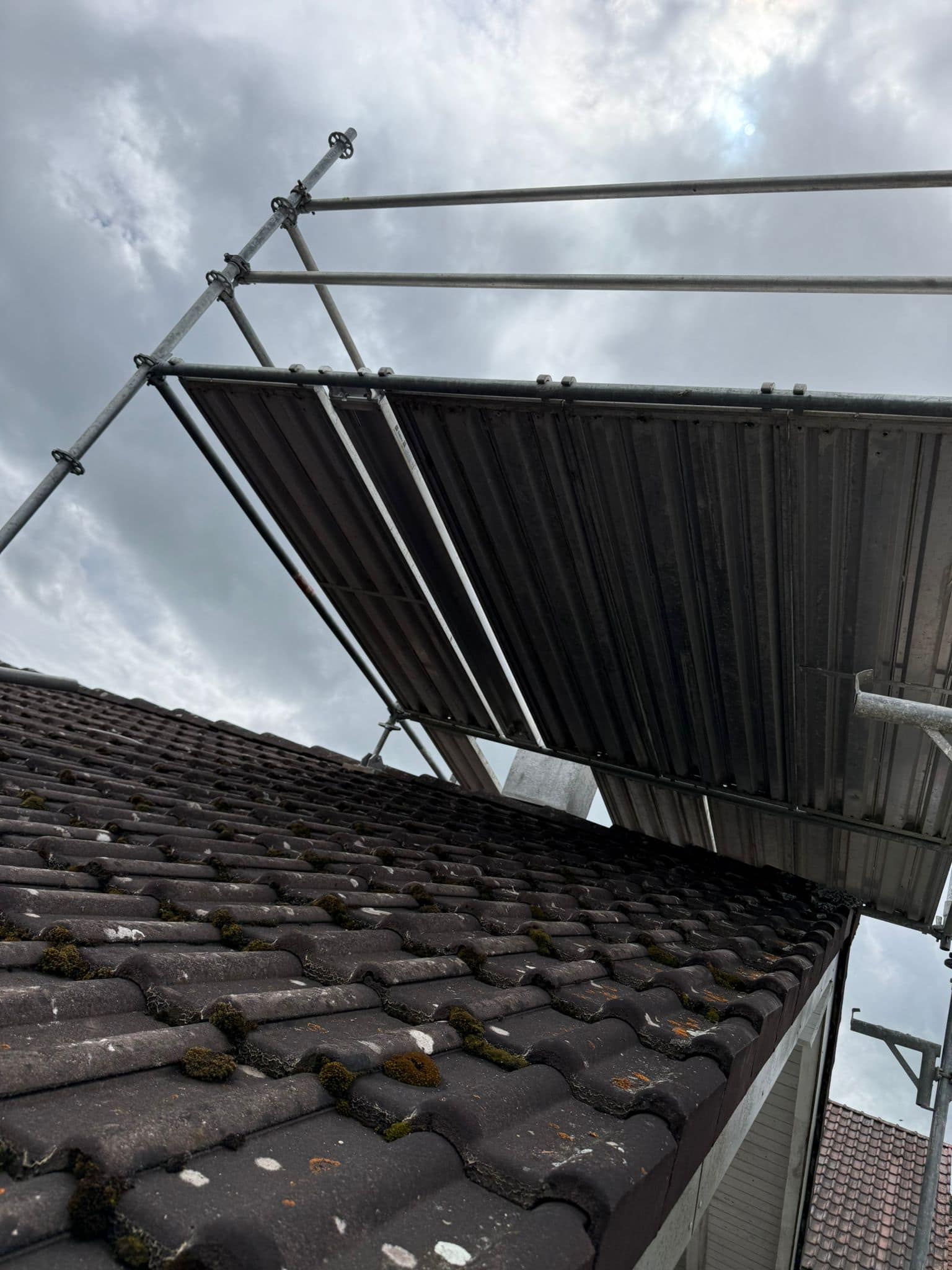 Flächiges Raumgerüst aus Modulsystem als begehbare Arbeitsplattform in einem hohen Innenraum