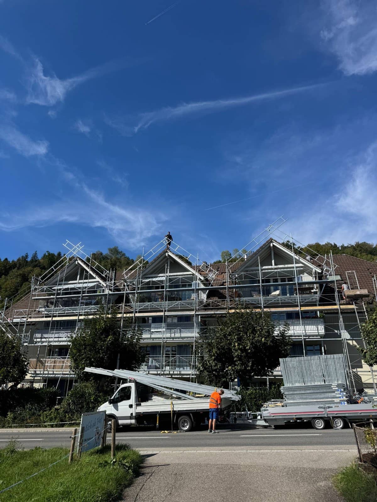 Montageteam der Elian Gerüstbau GmbH liefert Gerüstmaterial für die Sofortsicherung eines Mehrfamilienhauses an