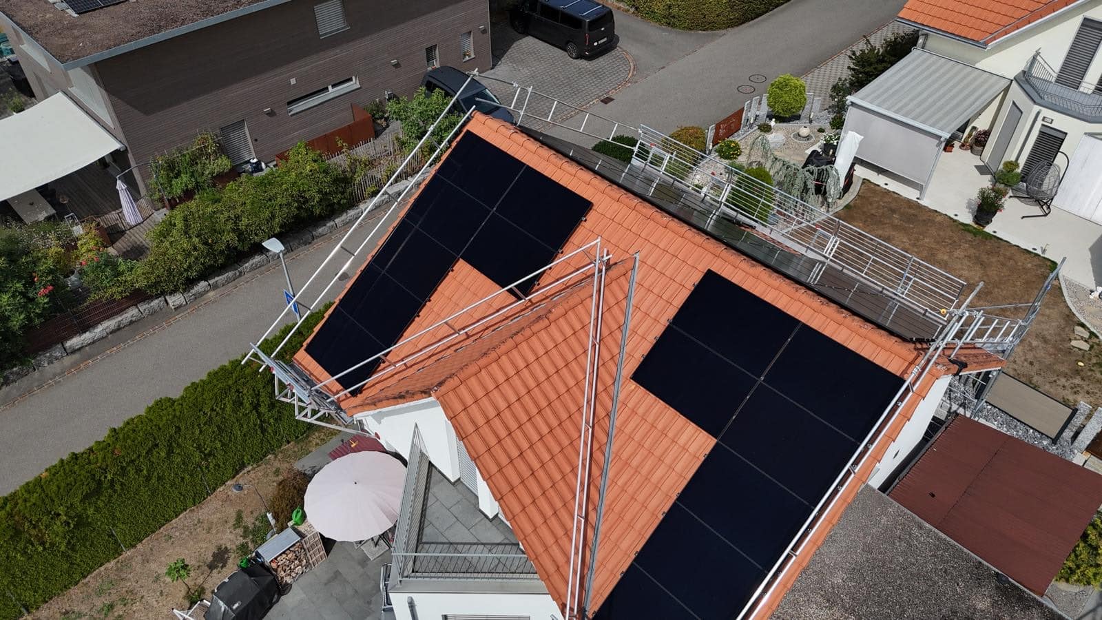 Drohnenaufnahme einer Photovoltaik-Anlage auf einem Steildach mit Dachfanggerüst – Prüfung nach Hagel